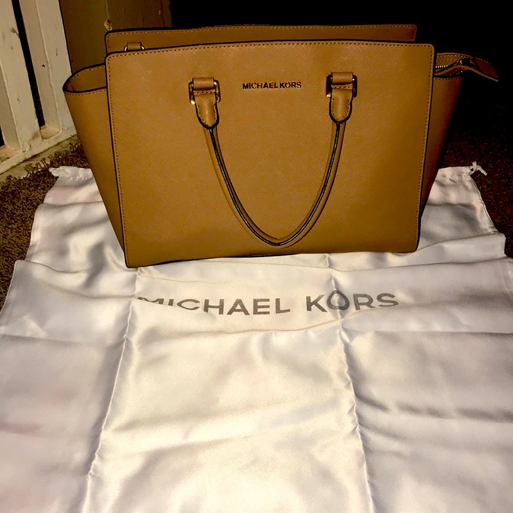 Michael Kors luggage colored Selma.